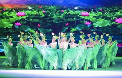 迎國(guó)慶慶豐收︱白銀區(qū)原創(chuàng)歌舞劇《黃河之上花開(kāi)白銀》成功首演